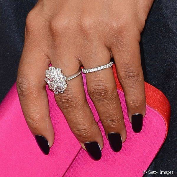 Kerry Washington costuma usar a cor das unhas como um acessório fashion e por isso conseguiu destaque ao usar o esmalte preto com a bolsa rosa